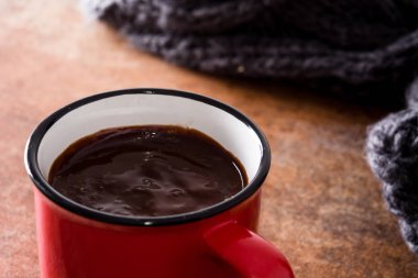 Kupa paslı arka plan üzerinde sıcak çikolata