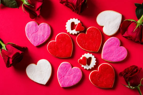 Galletas Forma Corazón Para Día San Valentín Sobre Fondo Rojo — Foto de Stock