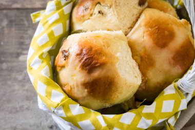Geleneksel Paskalya hot cross buns ahşap masa üzerinde bir sepet içinde