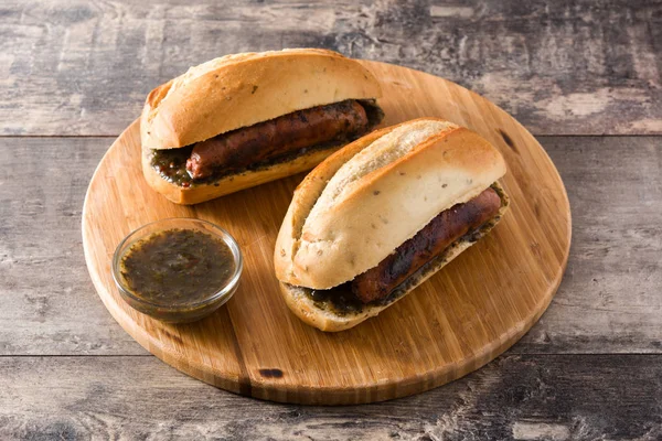 Choripan Sandwich Tradicional Argentino Con Chorizo Salsa Chimichurri Sobre Mesa — Foto de Stock