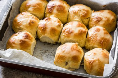 Geleneksel Paskalya hot cross buns fırın tabakta ahşap masa