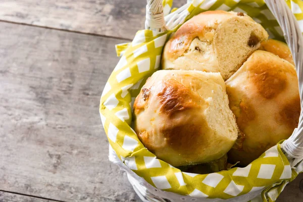 Bollos Tradicionales Pascua Una Canasta Sobre Una Mesa Madera Espacio —  Fotos de Stock