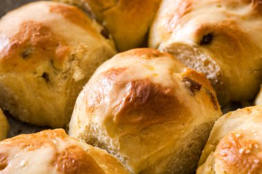 Geleneksel Paskalya hot cross buns ahşap masa fırın tabağına. Yakın çekim