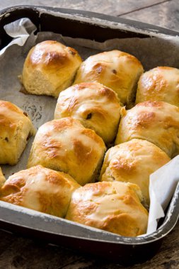 Geleneksel Paskalya hot cross buns fırın tabakta ahşap masa