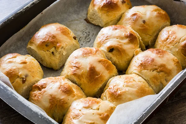 Geleneksel Paskalya hot cross buns fırın tabakta ahşap masa