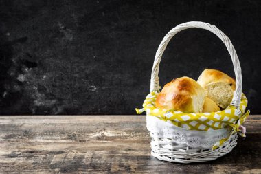 Geleneksel Paskalya hot cross buns ahşap masa üzerinde bir sepet. Boşaltmak