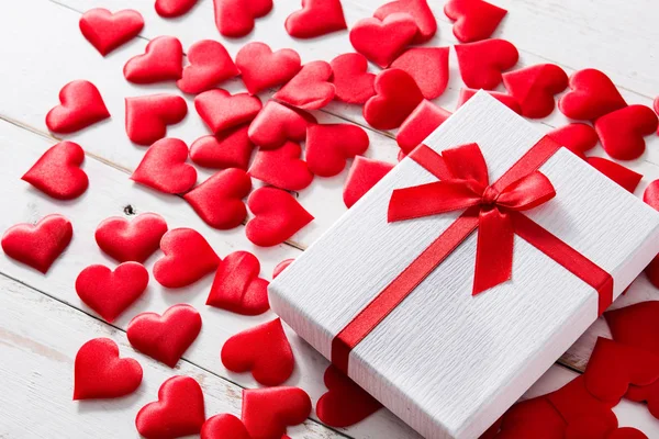 Κόκκινες Καρδιές Και Δώρο Κουτί Άσπρο Φόντο Ξύλινη Copyspace — Φωτογραφία Αρχείου
