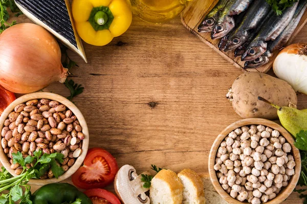 健康饮食 地中海饮食 木桌上的水果 坚果橄榄油和鱼 顶部视图 复制空间 — 图库照片