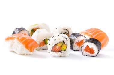 Beyaz arka plan üzerinde izole suşi çeşitler