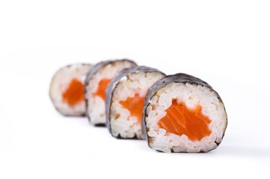 Suşi beyaz arkaplanda izole edildi