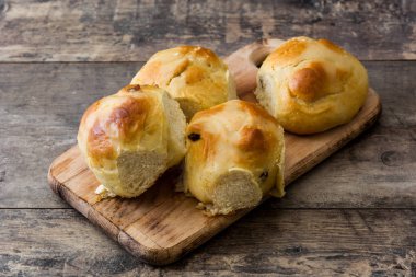 Geleneksel Paskalya hot cross buns ahşap tablo. 