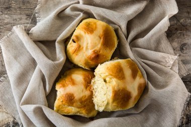 Geleneksel Paskalya hot cross buns ahşap tablo