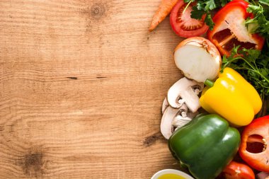 Sağlıklı eating.food diet.vegetables ve zeytin yağı ahşap masa üzerinde. Üstten görünüm. Boşaltmak