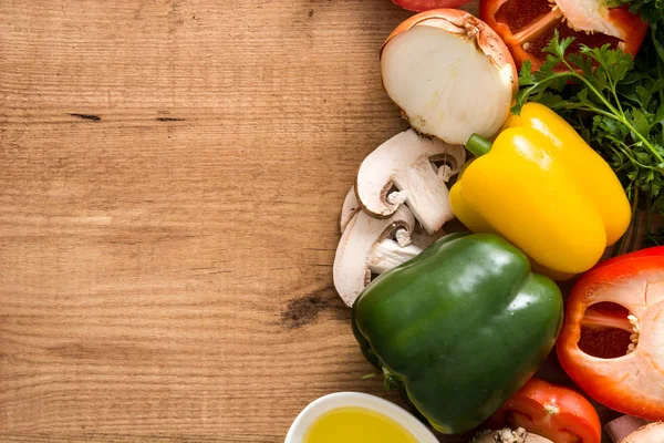 健康饮食 食物饮食 木桌上的蔬菜和橄榄油 顶部视图 复制空间 — 图库照片