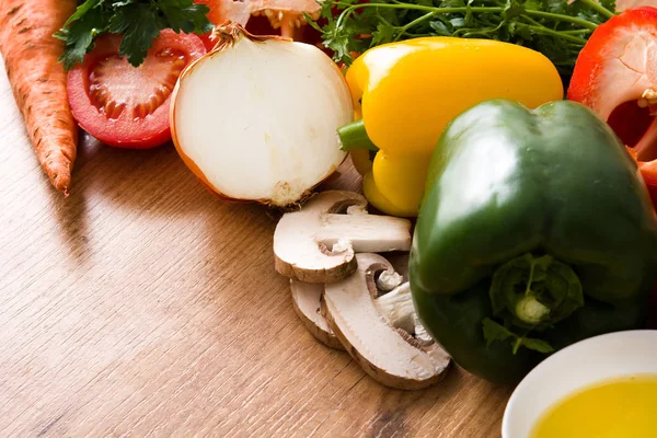 Makanan Yang Sehat Diet Sayuran Dan Minyak Zaitun Atas Meja — Stok Foto