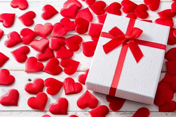 Κόκκινες Καρδιές Και Δώρο Κουτί Άσπρο Φόντο Ξύλινη Copyspace — Φωτογραφία Αρχείου