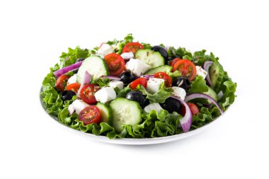 Taze salata tabak içinde siyah zeytin, domates, beyaz peynir, salatalık ve beyaz arka plan üzerinde izole soğan ile.