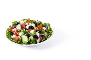 Siyah zeytin, domates, beyaz peynir, salatalık ve beyaz arka plan üzerinde izole soğan taze Yunan salatası plaka. Boşaltmak