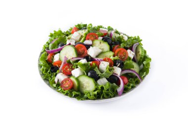 Taze salata tabak içinde siyah zeytin, domates, beyaz peynir, salatalık ve beyaz arka plan üzerinde izole soğan ile.