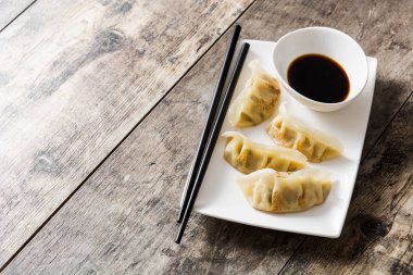 Köfte veya sosu ve soya sosu ahşap masa üzerinde. Boşaltmak