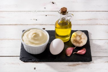 Aioli sos ve malzemelerin üzerine beyaz ahşap masa 