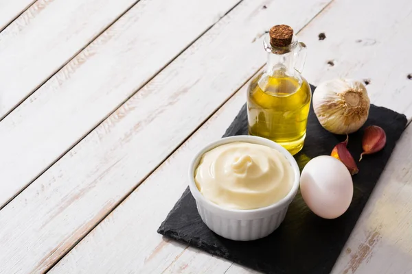 Aioli Saus Ingrediënten Witte Houten Tafel Copyspace — Stockfoto