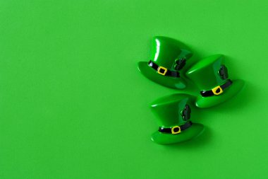 Yeşil arka plan Aziz Patrick günü simgeler. Boşaltmak