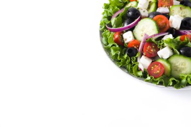 Siyah zeytin, domates, beyaz peynir, beyaz arka plan üzerinde izole salatalık ile taze Yunan salatası plaka. Boşaltmak