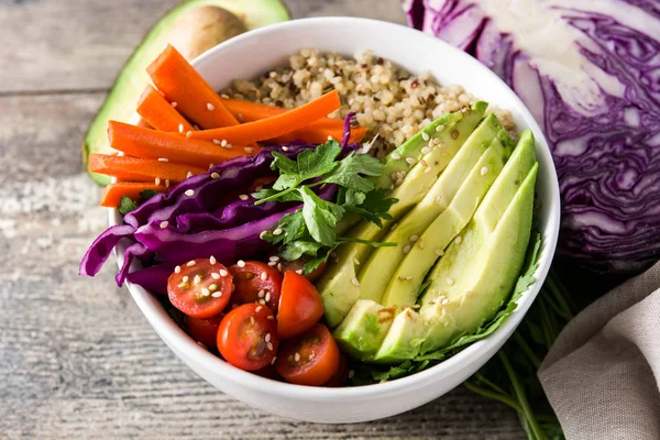 Vegane Buddha Schale Mit Frischem Rohgemüse Und Quinoa Auf Holztisch — Stockfoto