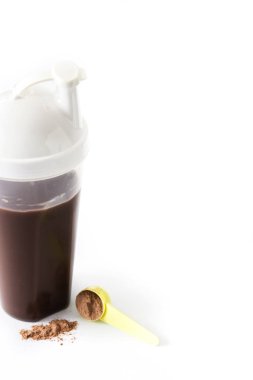Çikolata protein içeceği ve beyaz arka plan üzerinde izole halter