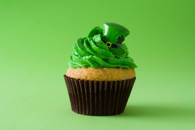 Aziz Patrick günü cupcake yeşil zemin üzerine.
