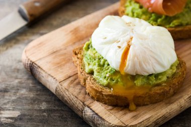 ahşap masa haşlanmış yumurta ile avokado tost 