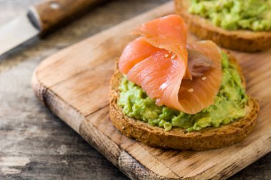 Avokado ve somon ahşap masa günü kahvaltıda ekmek tost