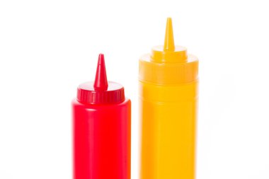 Ketçap ve hardal şişesi üzerinde beyaz arka plan izole.