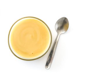 Ev yapımı vanilyalı muhallebi beyaz arka plan üzerinde izole kase. Üstten görünüm. Boşaltmak