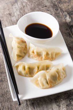 Köfte veya sosu ve soya sosu ahşap tablo