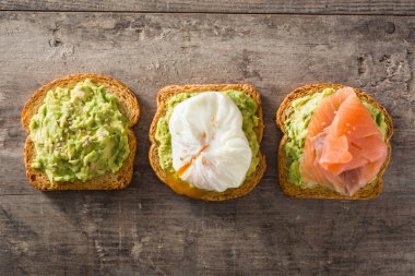 Avokado, haşlanmış yumurta ve somon balığı kızarmış ekmek. Üstten görünüm. Boşaltmak 