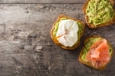 Avokado, haşlanmış yumurta ve somon balığı kızarmış ekmek. Üstten görünüm. Boşaltmak 