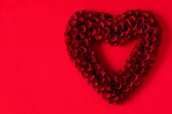 Coração Feito Rosas Vermelhas Fundo Vermelho Para Valentine Espaço Cópia — Fotografia de Stock