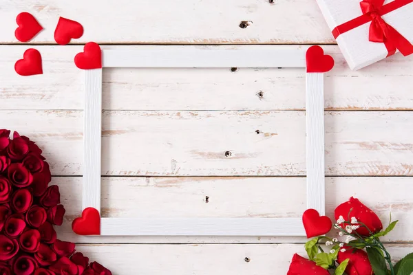 モックアップ バレンタインデーのコンセプトです 白フレーム ハート 白い木製のテーブルにギフト飾られています Copyspace — ストック写真