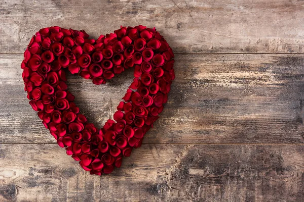 Srdce Rudých Růží Dřevěný Stůl Pro Den Svatého Valentýna Copyspace — Stock fotografie