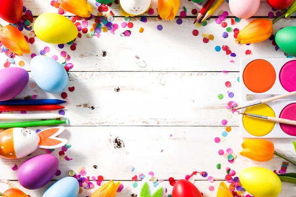 Pasen Achtergrond Met Eieren Tulpen Confetti Witte Houten Achtergrond Bovenaanzicht — Stockfoto