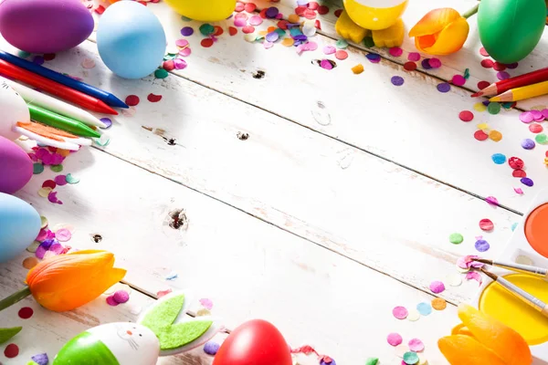 Pasen Achtergrond Met Eieren Tulpen Confetti Witte Houten Achtergrond Copyspace — Stockfoto