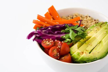 Vegan Buda kase taze çiğ sebze ve beyaz arka plan üzerinde izole quinoa ile. Yakın çekim