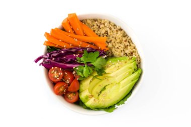 Vegan Buda kase taze çiğ sebze ve beyaz arka plan üzerinde izole quinoa ile. Üstten görünüm