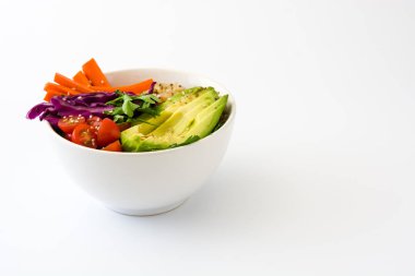 Vegan Buda kase taze çiğ sebze ve beyaz arka plan üzerinde izole quinoa ile. Boşaltmak