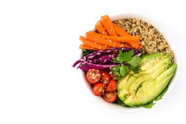 Vegan Buda kase taze çiğ sebze ve beyaz arka plan üzerinde izole quinoa ile. Üstten görünüm. Boşaltmak