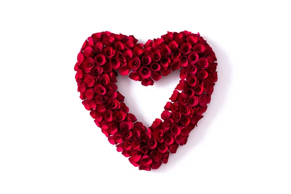 バレンタインの日に白い背景に分離された赤いバラから作られた心 — ストック写真