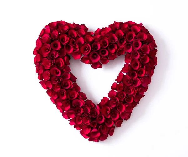 バレンタインの日に白い背景に分離された赤いバラから作られた心 — ストック写真
