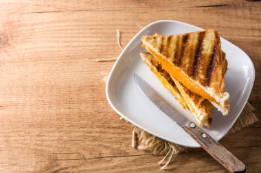 Ahşap masa üzerinde ızgara peynir sandviç